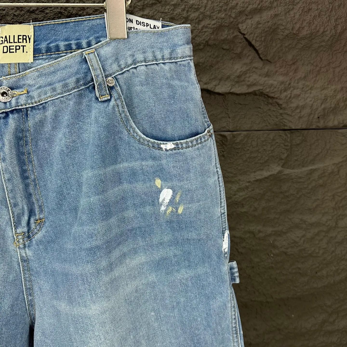 P200 GALLERY DEPT. 2025 new knife-cut splicing hand-painted couple style washed loose denim shorts 🔥High version🔥High version🔥 Top ceiling quality Styles with different washed textures are very friendly to people with thin legs and thick legs. The straight version is very flattering to the leg shape. Moderate length that never goes out of style, easy to match with casually, basic styling for various styles, a must-have in the wardrobe! The fabric is stiff but also makes the upper body soft without losing texture. The washing process is even more perfect. It is a must-have item for everyone! ! ! Washed wheat, hang tag, pants label, complete with three labels Color: light blue Size: 28, 30, 32, 34, 36 (five sizes)
